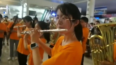 郑州东站滞留学生演奏《我和我的祖国》 给被困旅客加油打气-《优酷全娱乐》