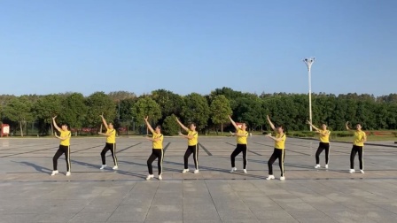 美久广场舞美丽中国走起来-广场舞姐姐们飒爽英姿跳起来 传递正能量