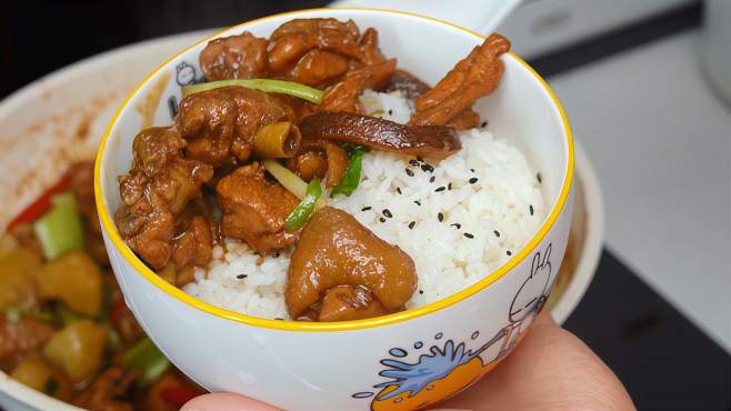 孩子想吃黄焖鸡米饭，其实做法很简单，肉质鲜嫩又入味，解馋-《娟子美食》