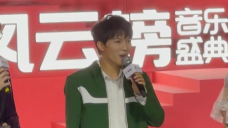 上海：周深绿色西装简约大气 现场清唱歌曲《光亮》-《优酷全娱乐》