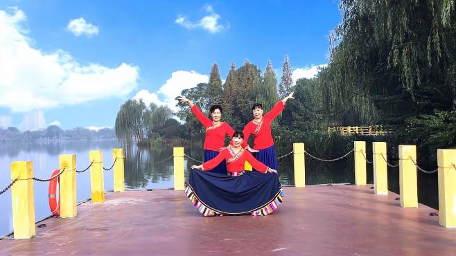 逊雪白梅广场舞相伴在草原-三人版，芜湖百悦广场三姐妹练习中