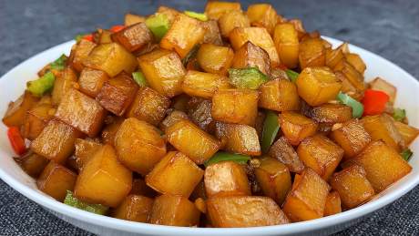 土豆这样做真好吃，过年拿它来招待客人，比红烧肉受欢迎，太香了-《美食小兮》
