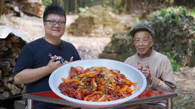 排骨虾排骨外酥里嫩,阿公轻松拿捏