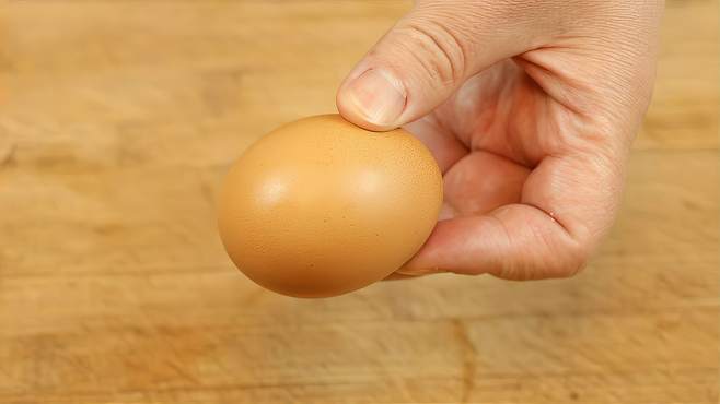 牙疼不用怕，只用一个鸡蛋就解决，方法特别简单，但真得很管用-《张小妹美食》