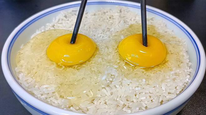 大米中打2个鸡蛋，筷子一搅，10分钟解决早餐，一周6次都吃不腻-