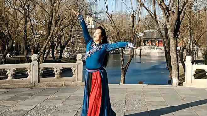 北京东风广场舞陪你一起看草原-乌兰托娅一首醉人的草原歌曲，再忆经典